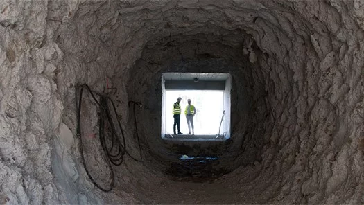 Ein Tunnel in den Stein geschlagen