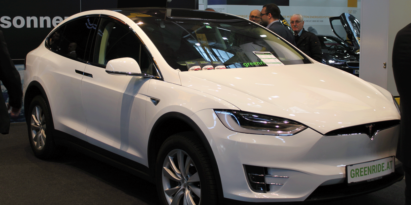 Der weiße Tesla Model X am VERBUND-Messestand auf der "Bauen & Energie Wien".