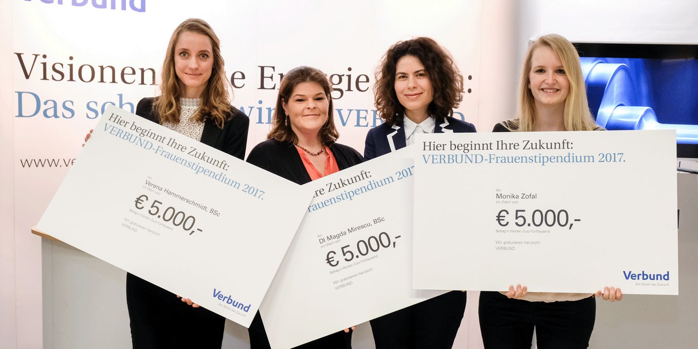 Die Gewinnerinnen des VERBUND-Frauenstipendums erhalten Ihre Siegerschecks. Von links: Verena Hammerschmidt, Eva Köllner-Aulehla vom Recruiting und Personalmarketing bei VERBUND, Magda Mirescu und Monika Zofal.
