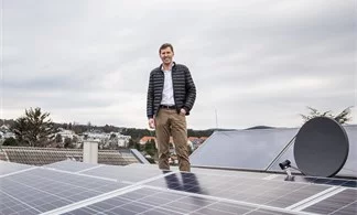 Gerhard Faltner fährt mit Sonnenkraft. Der Strom fürs E-Car kommt aus der PV-Anlage am Dach.  