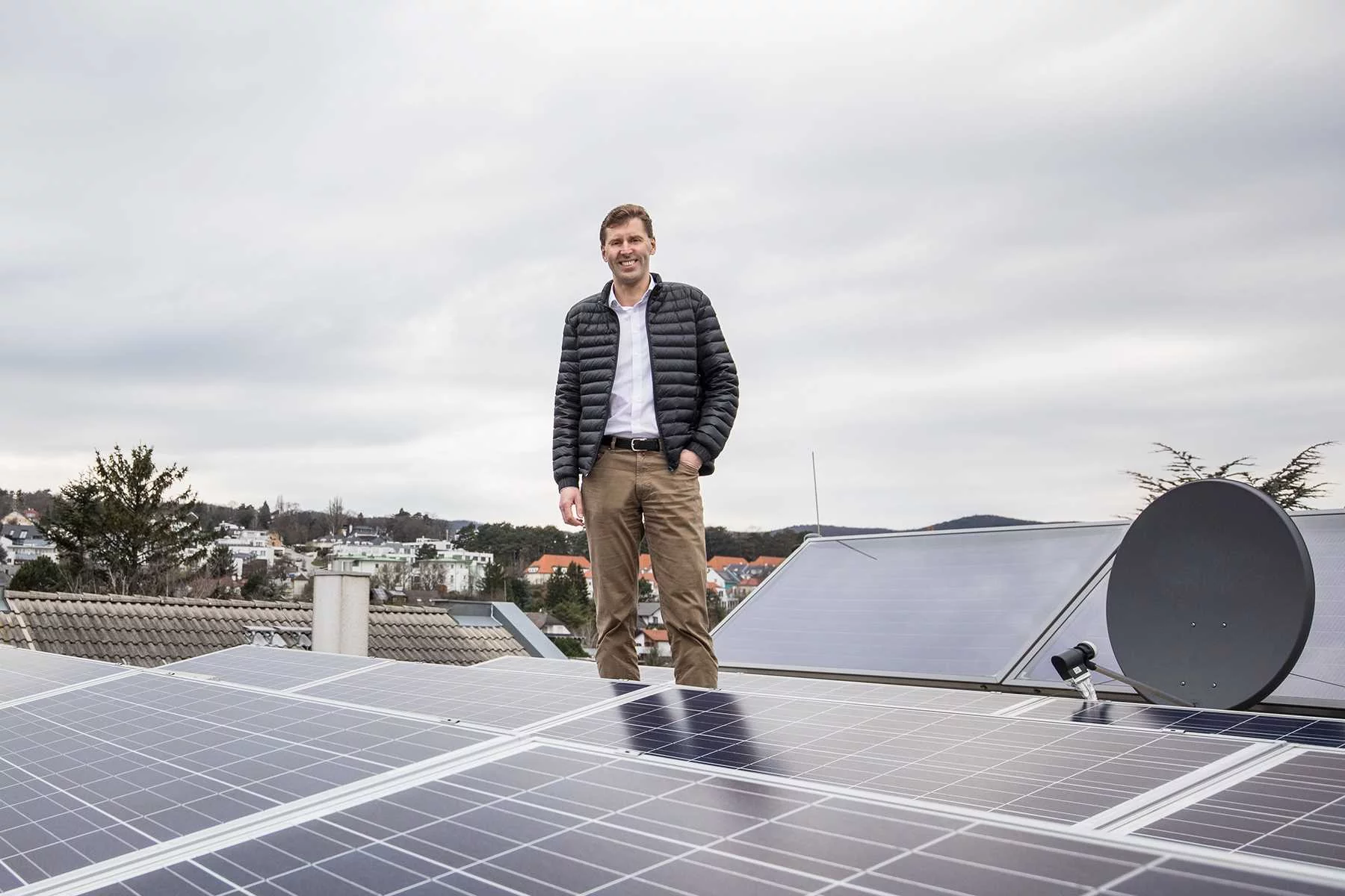 Gerhard Faltner fährt mit Sonnenkraft. Der Strom fürs E-Car kommt aus der PV-Anlage am Dach.  