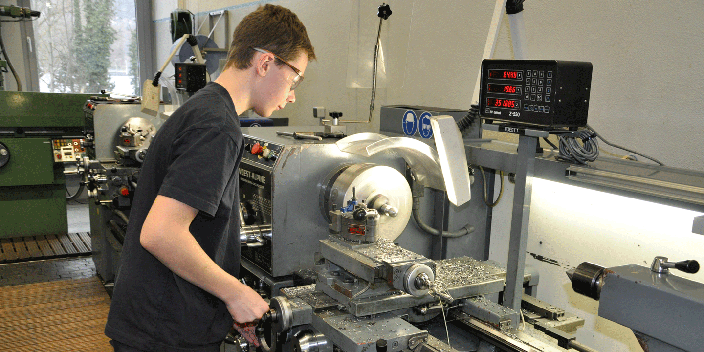 VERBUND-Lehrlinge erhalten eine solide Ausbildung an modernen Maschinen. 
