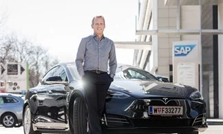SAP-Geschäftsführer Rudi Richter setzt auf elektrische Firmenfahrzeuge und Ladeinfrastruktur von SMATRICS.