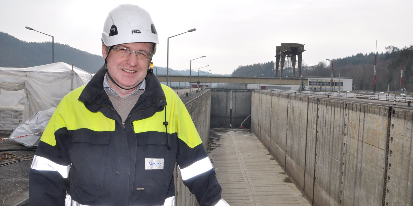 Kurt Schauer sichert die Energiezukunft im Donaukraftwerk Aschach. 