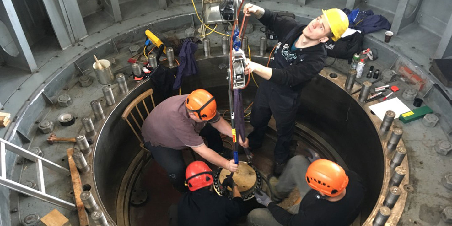 Das Team leistet Millimeterarbeit bei der Behebung des Turbinenschadens. 