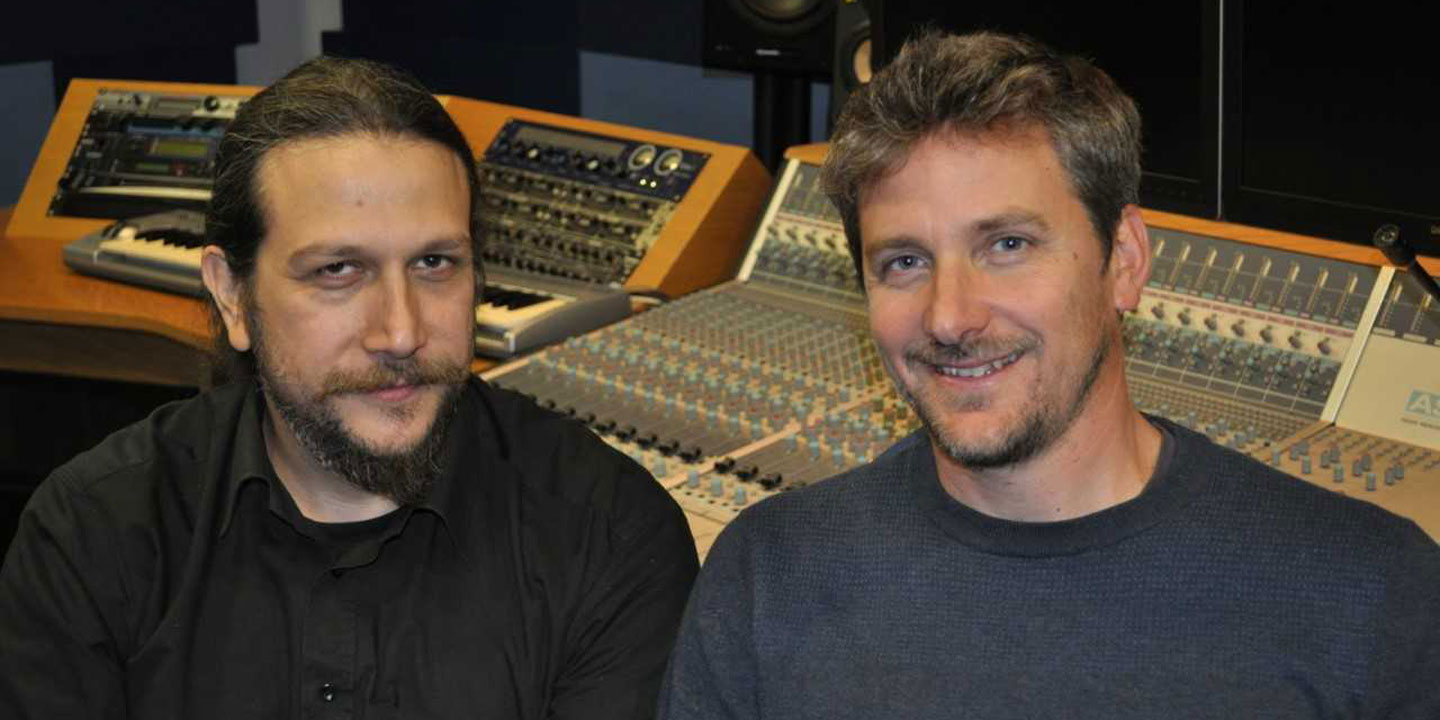 Kingsley Ash (rechts) und Niklos Stavropoulos untersuchen das Stromnetz mittels Ton, Takt und Rhythmus. 