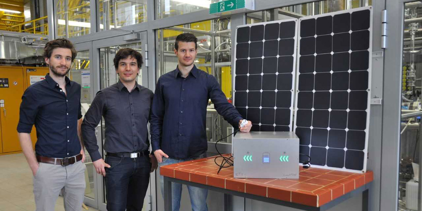 Christoph Grimmer präsentiert gemeinsam mit Stephan Weinberger und Florian Gebetsroither (v.l.n.r.) das Mini-Kraftwerk für den Heimbedarf.