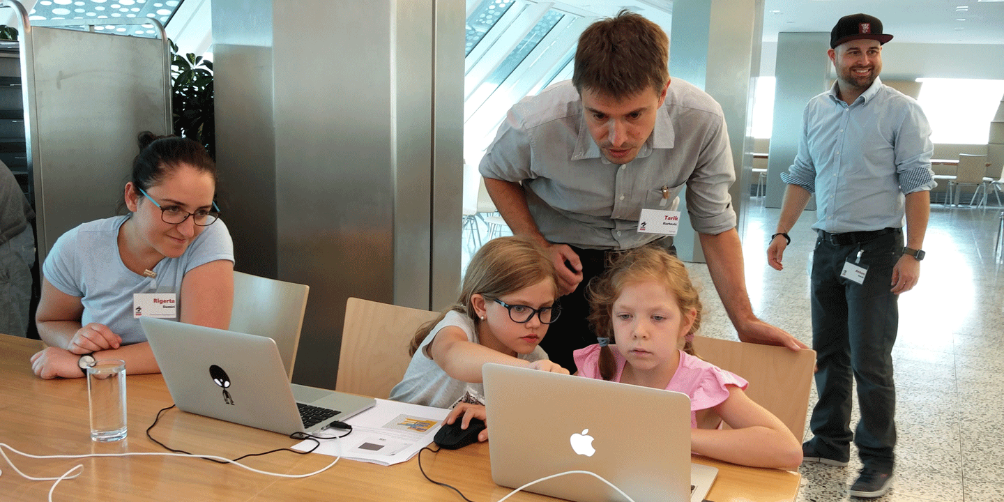 Girlpower am Computer: Zwei junge Programmiererinnen halten zusammen und suchen gemeinsam nach Lösungen.
