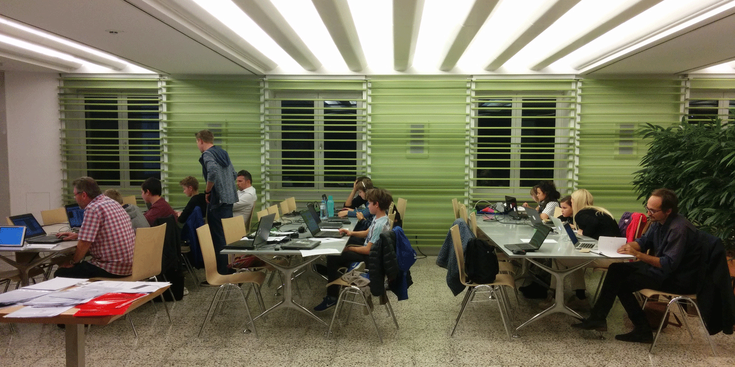 Die Kinder haben in der VERBUND-Kantine im Dachgeschoss jede Menge platz zum Programmieren.