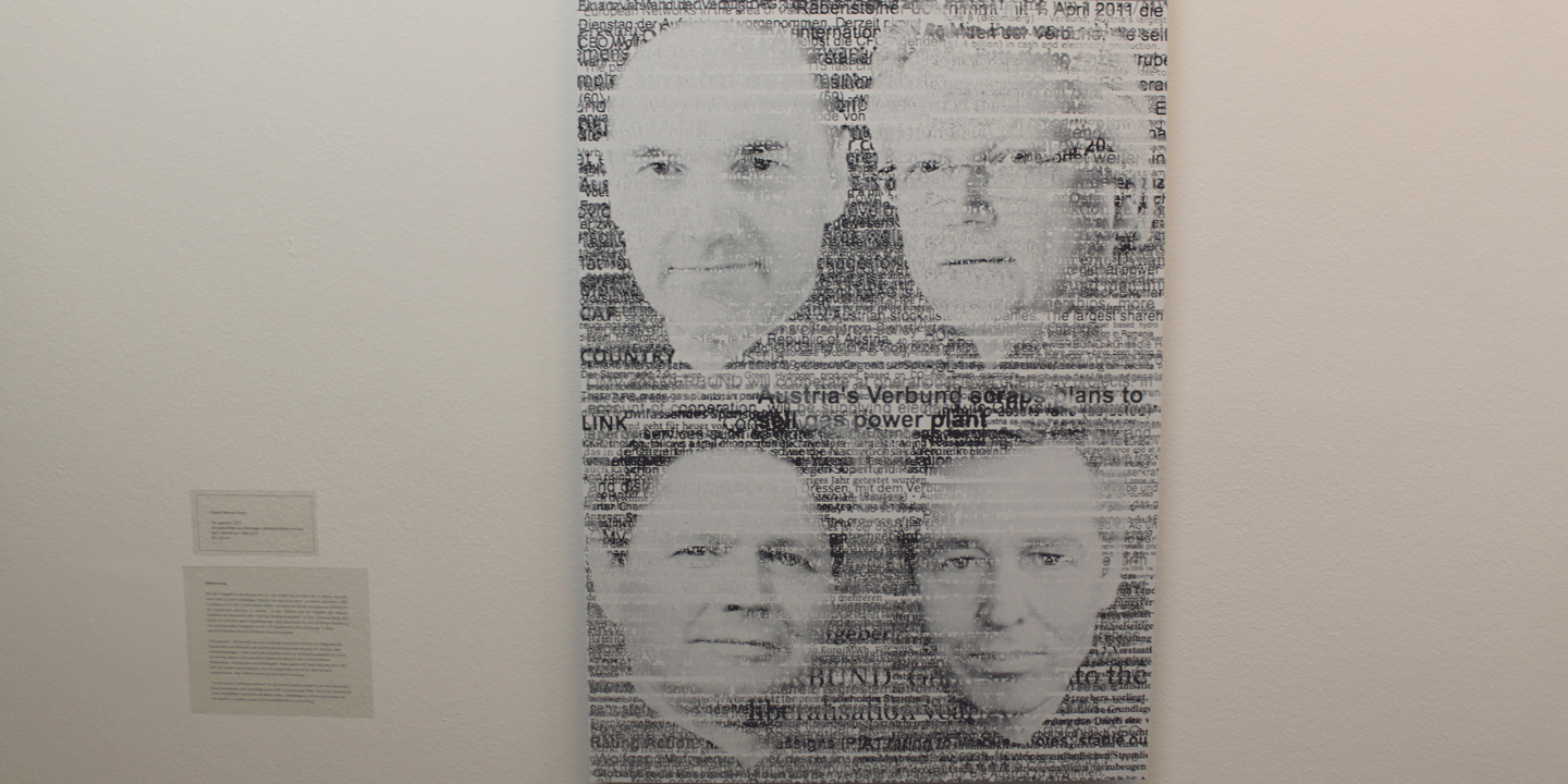 Das Werk von Robert Marcus Klump zeigt die vier Vorstände von VERBUND. 38 Zeitungsausschnitte von VERBUND überlagern die Portraits. 