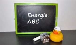 Ente Doris sitzt vor einer Tafel, auf der Energie ABC geschrieben steht.