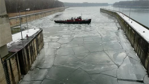 Eisbrecher in der Schleuse des Donaukraftwerks Abwinden-Asten