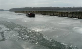 Eisbrecher bricht Eis in der Schleuse des Donaukraftwerks Abwinden-Asten