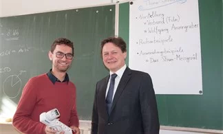Gerald Fleischanderl, Fellow bei Teach for Austria und Wolfgang Anzengruber vor der Schultafel