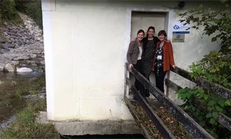 Carina Putz und Ulrike Mayrhofer bei einem Kleinwasserkraftwerk 