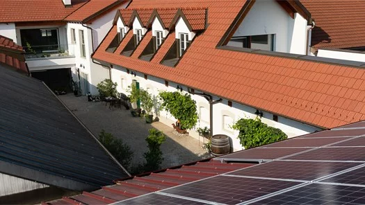 Die Sonnenkollektoren der Winzerfamilie Böheim am Dach ihres Weingutes.