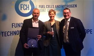 Rudolf Zauner und Burgi Hemetsberger von VERBUND sowie Bart Biebuyck, Executive Director FCH JU, bei der Preisverleihung.