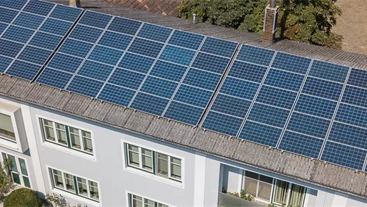 Dank den Sonnenkollektoren kann am Dach des Weingutes nachhaltig Strom erzeugt werden.