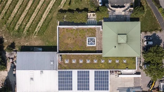 Das Weingut Kirnbauer mit der Photovoltaikanlage am Dach aus der Vogelperspektive. 