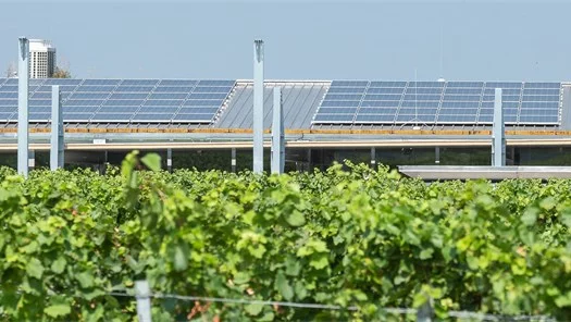 Die Photovoltaikanlage der VERBUND-Tochter SOLAVOLTA am Dach des Weinguts Kirnbauer im Burgenland.