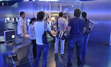 Besucher im Informationszentrum des Kraftwerks