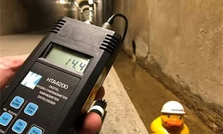 Temperaturanzeige im Tunnel unter dme Kraftwerk mit 14,4 Grad Celsius