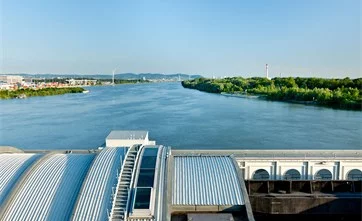 Blick vom Kraftwerk Freudenau auf die Donau