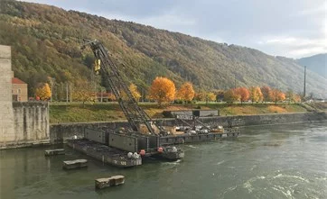 Schwimmkran ankert in der Donau