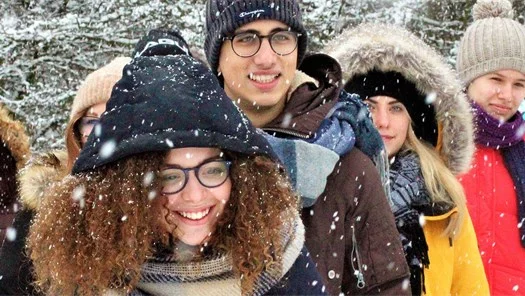Mit Freunden gemeinsam eine Winterwanderung machen ist eine schöne Möglichkeit Zeit zu schenken.