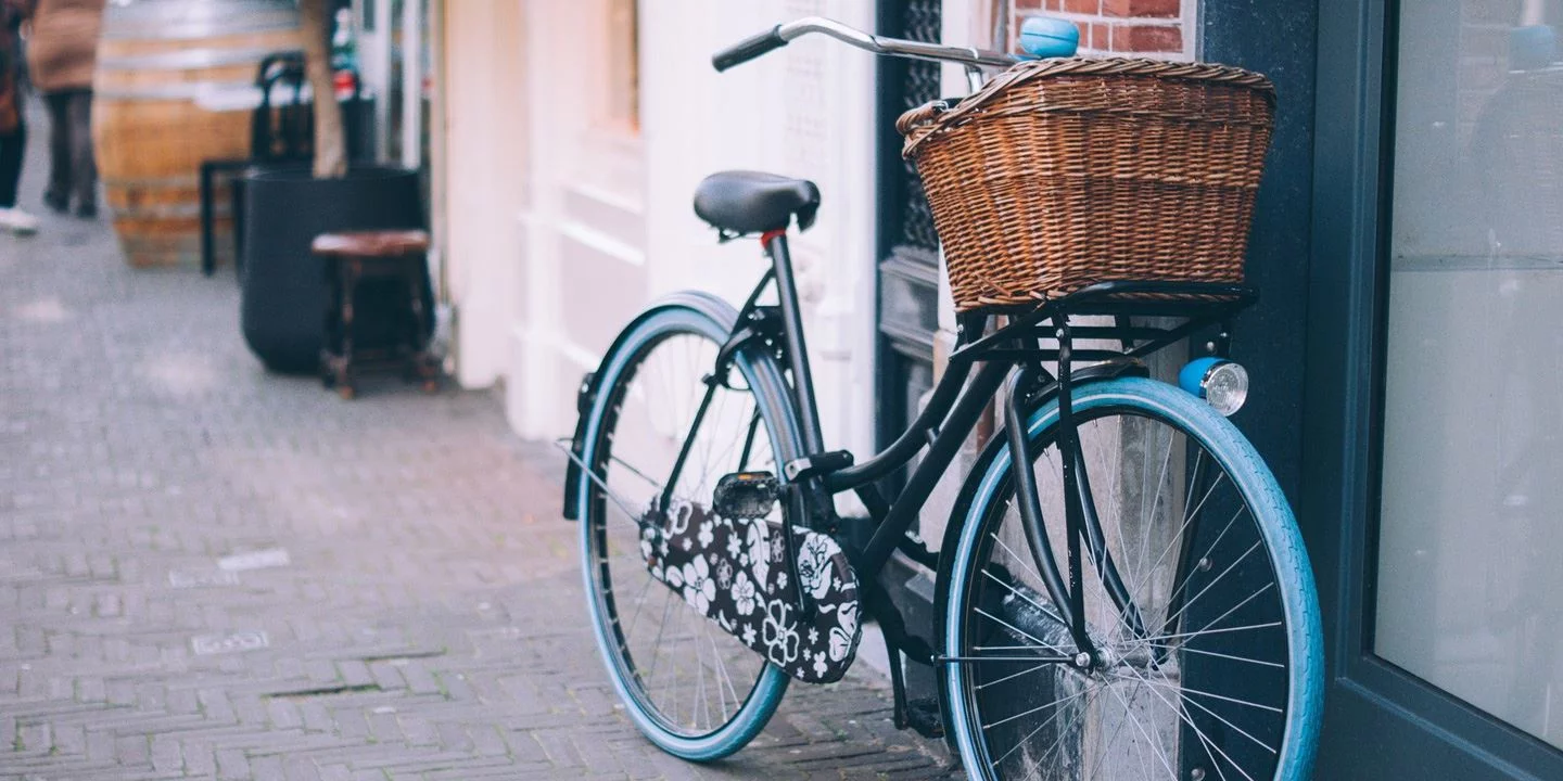 Radfahren für den Klimaschutz: Ein blaues Rad lehnt an einer Hauswand.