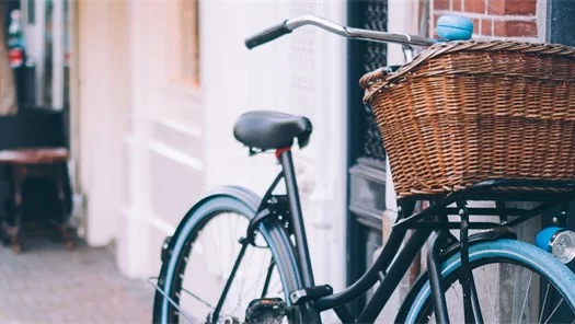Radfahren für den Klimaschutz: Ein blaues Rad lehnt an einer Hauswand.