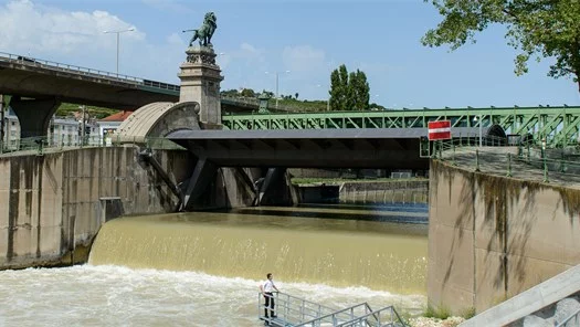Donauradweg: Das Kraftwerk Nussdorf in Wien – Wasser strömt durch die Wehranlage.