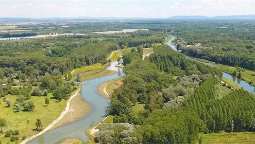 Donauradweg: Die Fischwanderhilfe Altenwörth aus der Vogelperspektive.