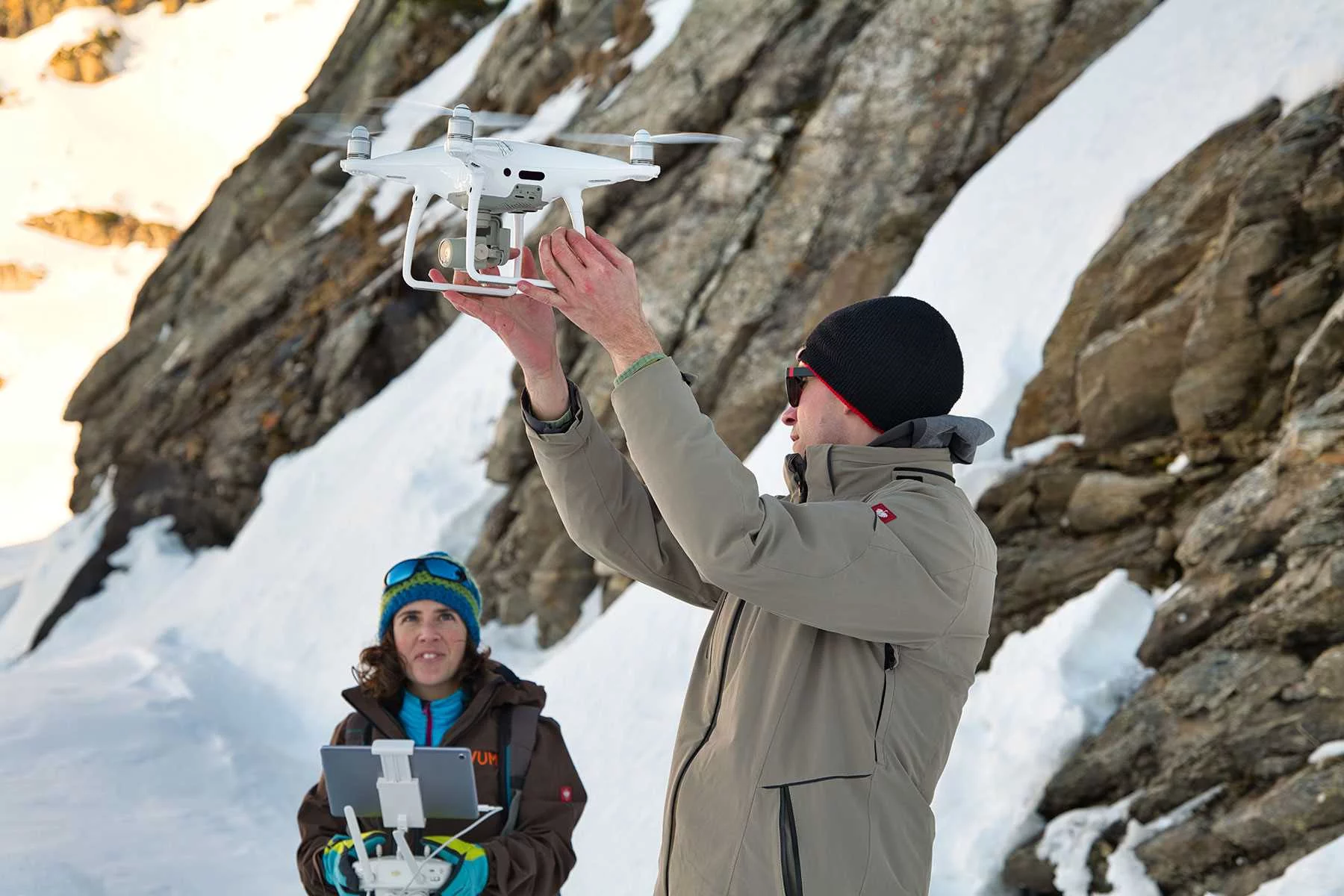Zwei Mitarbeiter bereiten die Drohne zum Start vor