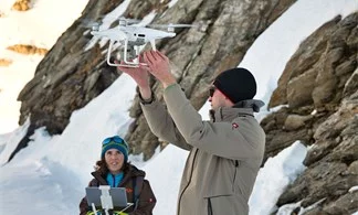 Zwei Mitarbeiter bereiten die Drohne zum Start vor