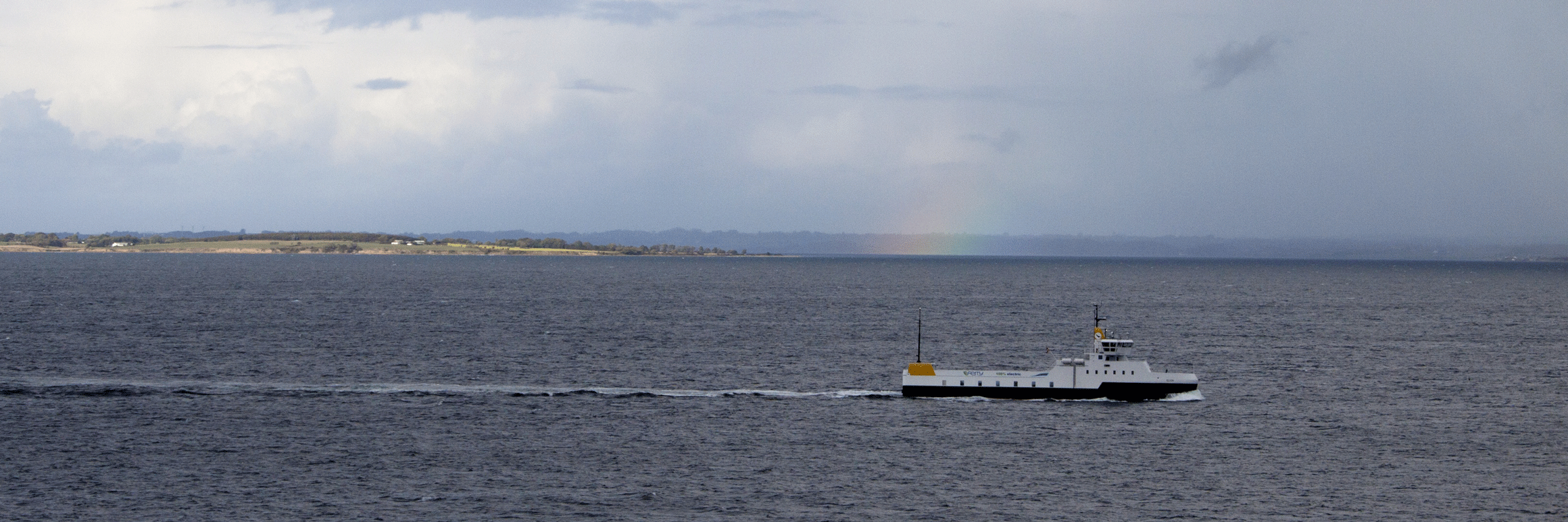 Die Elektrofähre Ellen fährt über das offene Meer.