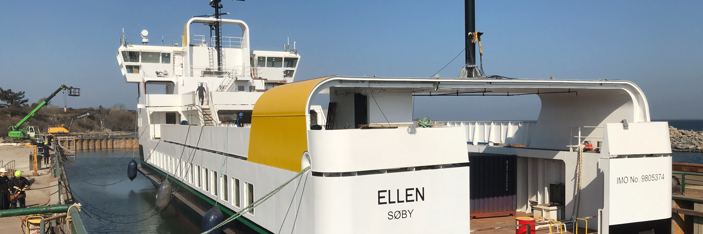 Ansicht von hinten: Die Elektrofähre Ellen im Hafen.