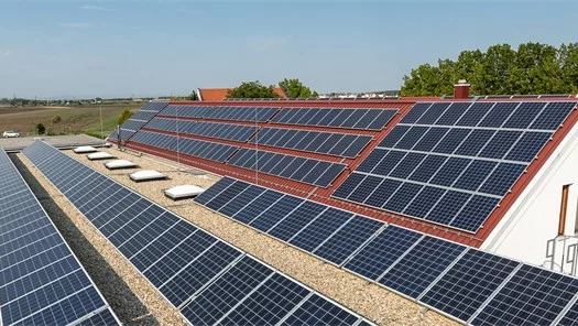 Die Photovoltaikanlage am Dach des Weinguts.