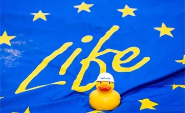 Fahne mit EU-LIFE-Logo und gelber Ente