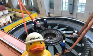 Gummi-Ente Doris beobachtet Arbeiten am Rotor  