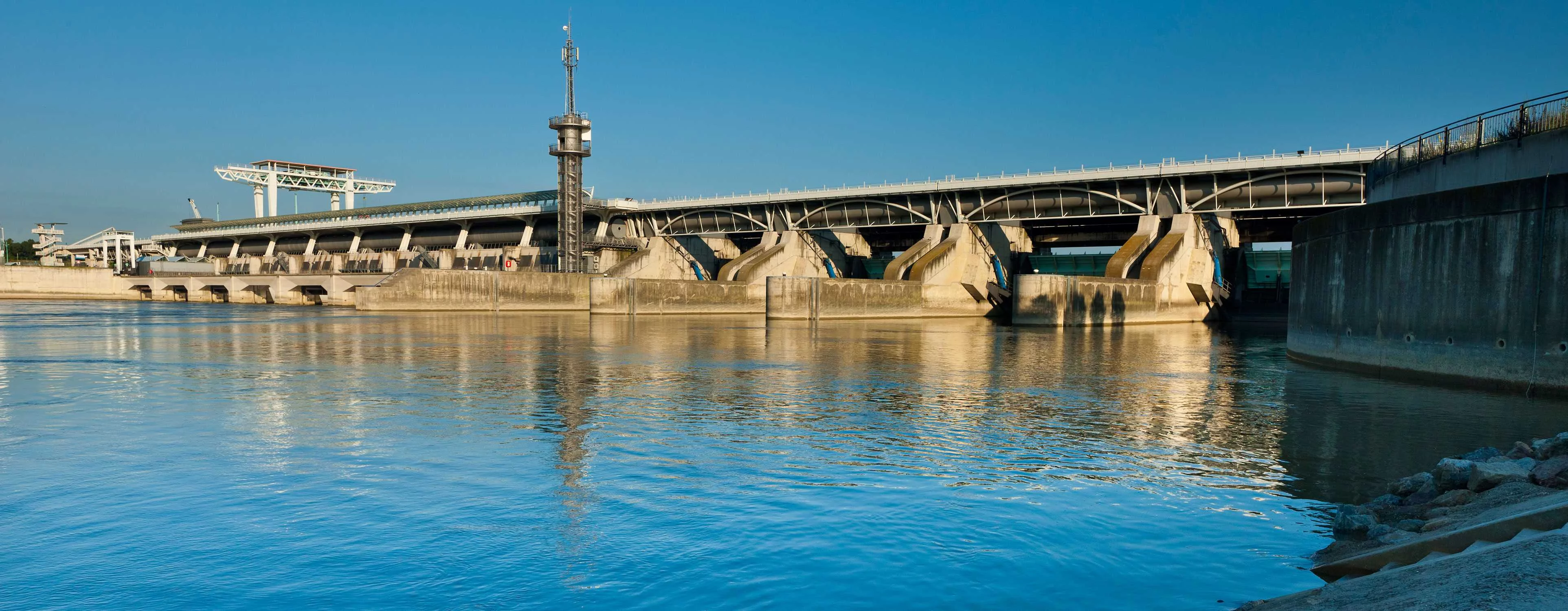 Staumauer des Donaukraftwerks Freudenau im Sonnenlicht