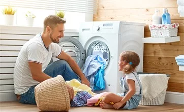 Wäschewaschen, Kind, Vater