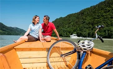 Mit dem Bike auf der Donau – ein Wechsel auf das Bootsdeck lohnt sich. (© WGD Donau Oberösterreich Tourismus GmbH/Hochhauser)