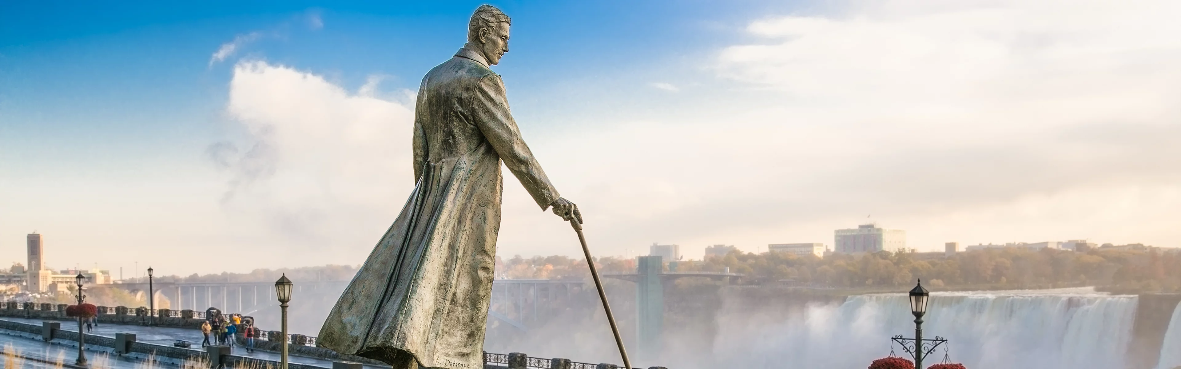 Tesla-Statue vor den Niagara-Fällen (© Shutterstock/Todorovic)
