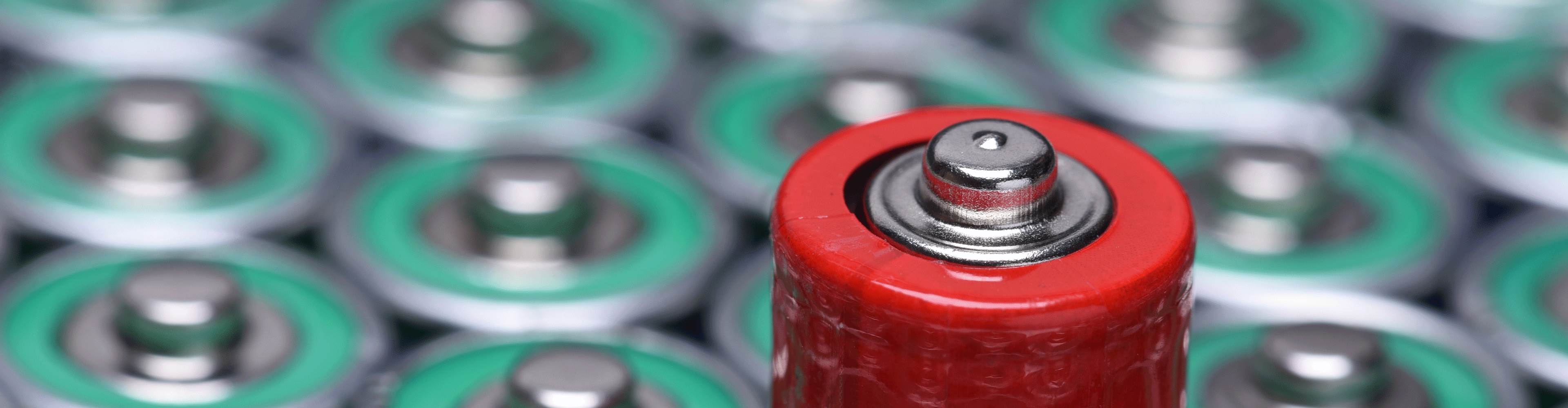 Ein Meer an Batterien: Unsere heute verwendeten Batterien basieren auf dem Prinzip von Voltas Erfindung. (© Flegere/Shutterstock)