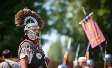 Stolzer Römer: Beim Römerfest in Carnuntum marschieren die Legionäre auf. (© Atelier Olschinsky)